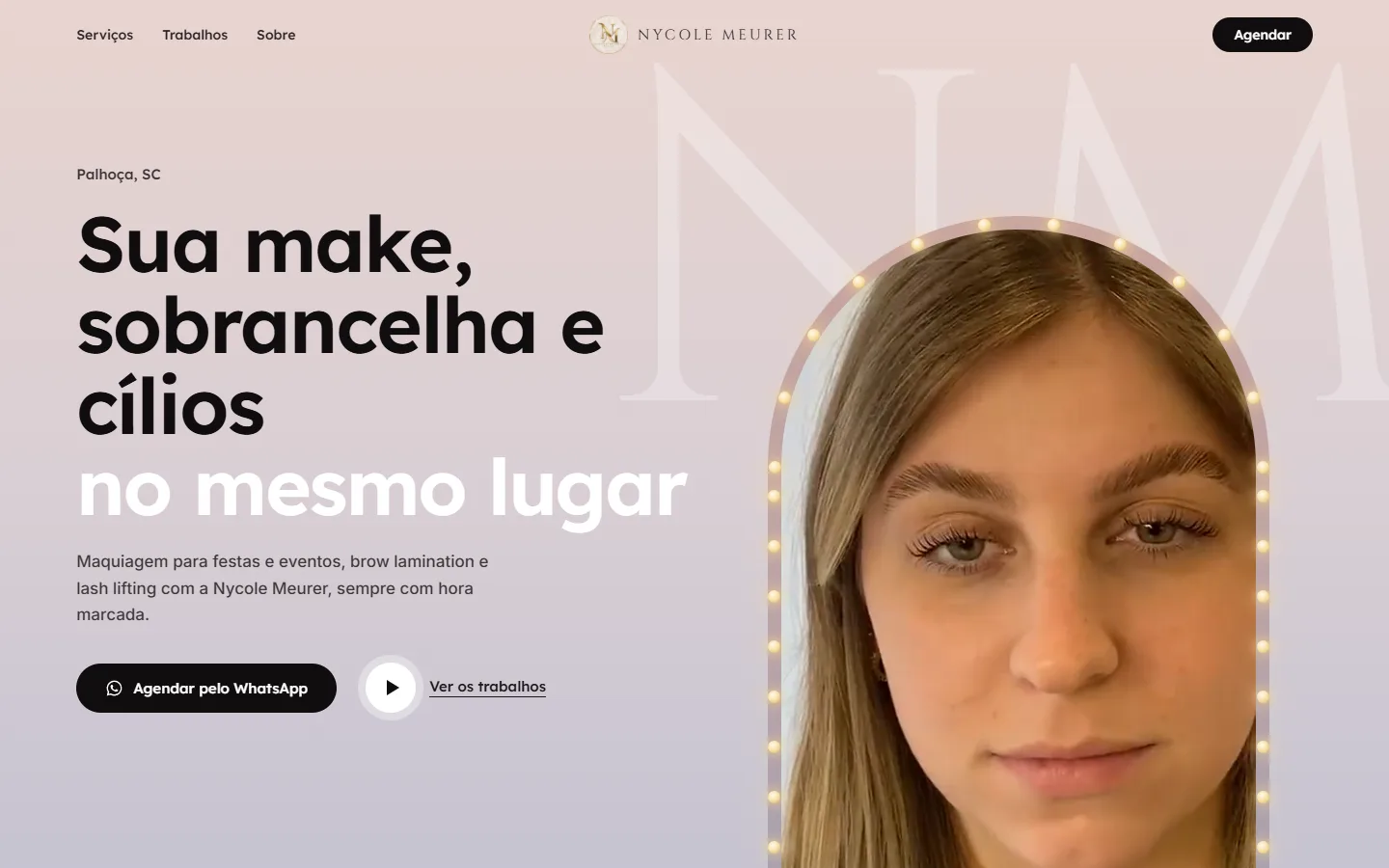 Site da Nycole Meurer Beauty no computador